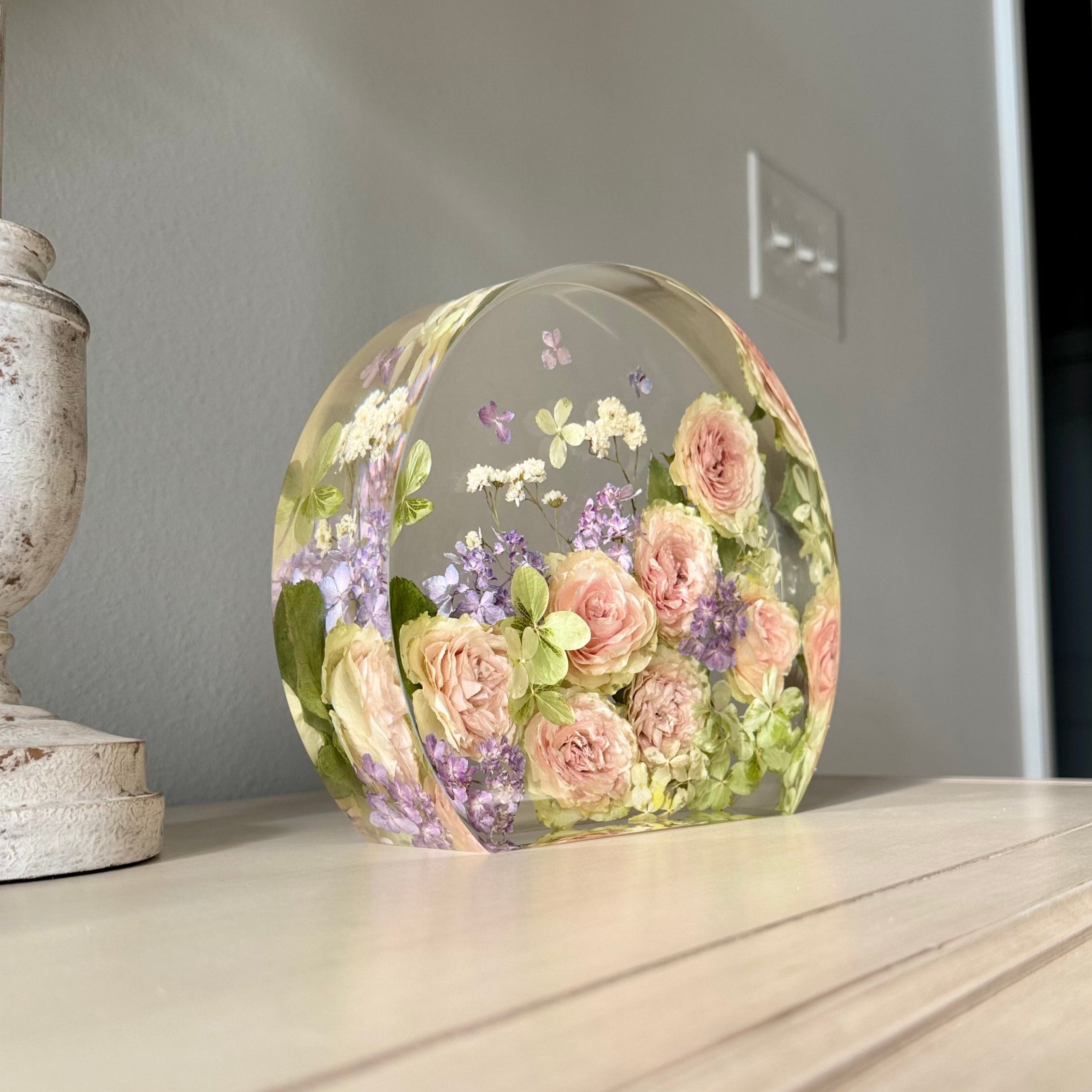 Wedding bouquet flowers displayed in a circle resin keepsake block