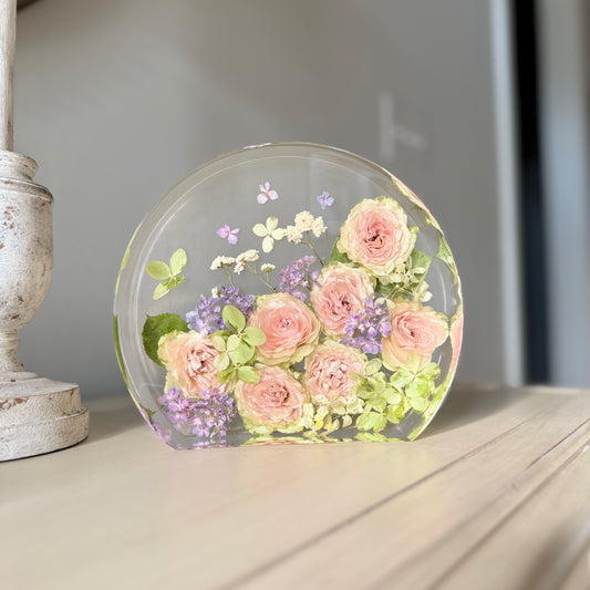 Round resin circle with preserved roses and hydrangeas